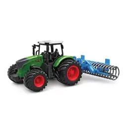 Traktor z maszyną rolniczą WAŁ UPRAWOWY