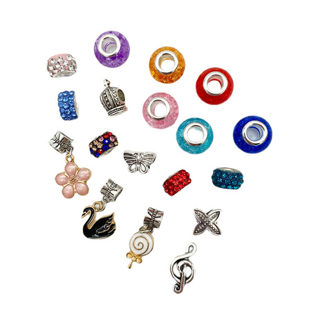 Zestaw do tworzenia bransoletki z zawieszką charms w mini kuferku